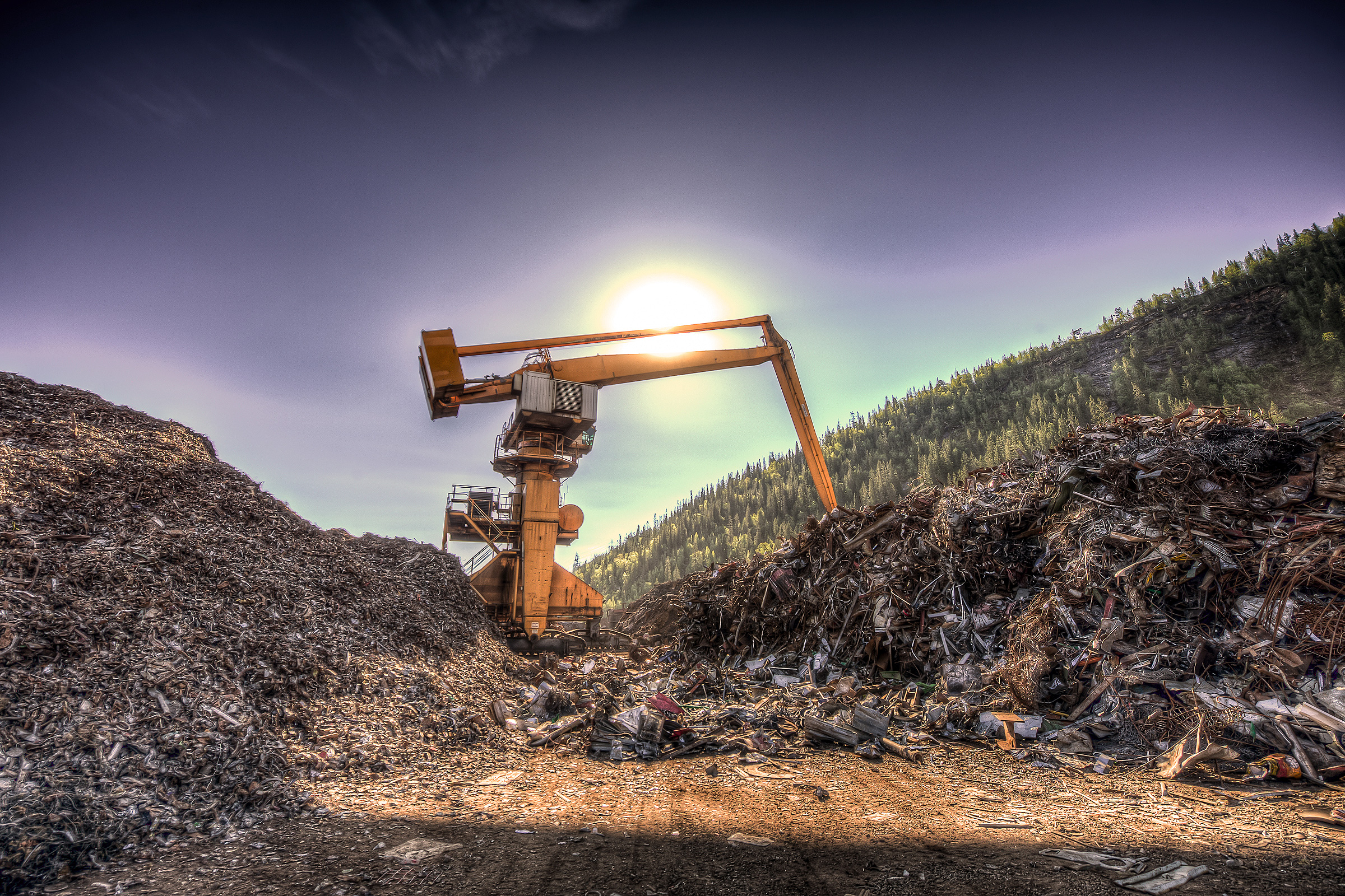 Kran i lager for skrapmetall