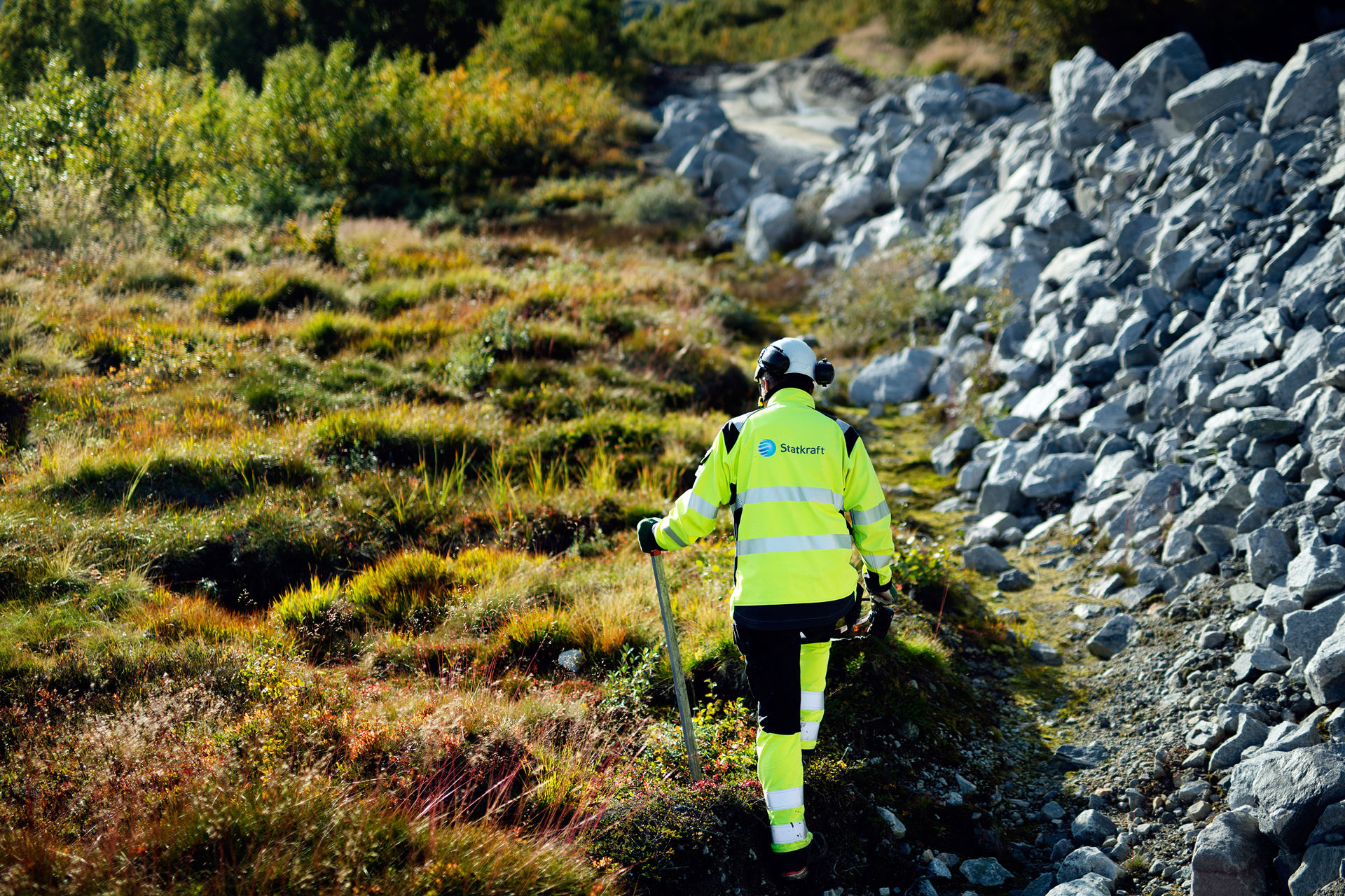 Mann i arbeidsklær