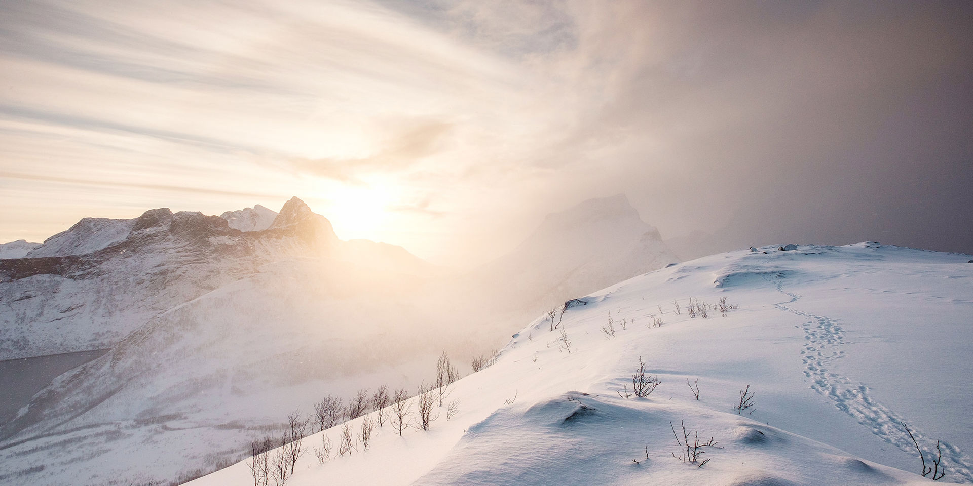 Sol over vinterlandskap