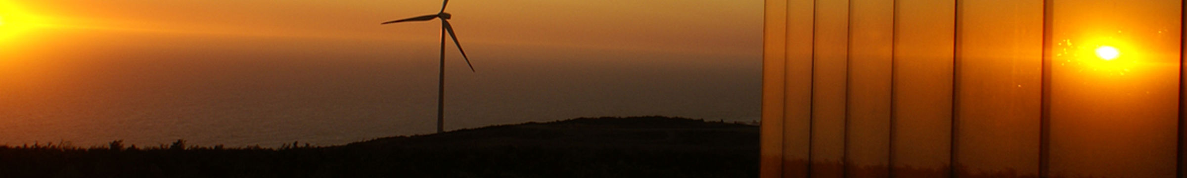 Vindturbiner i solnedgang
