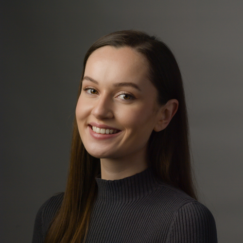 Dame smiler til kameraet