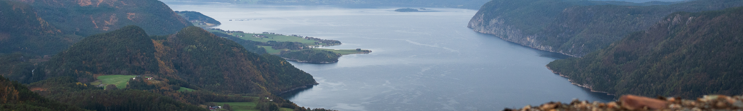Utsikt utover fjell og fjord