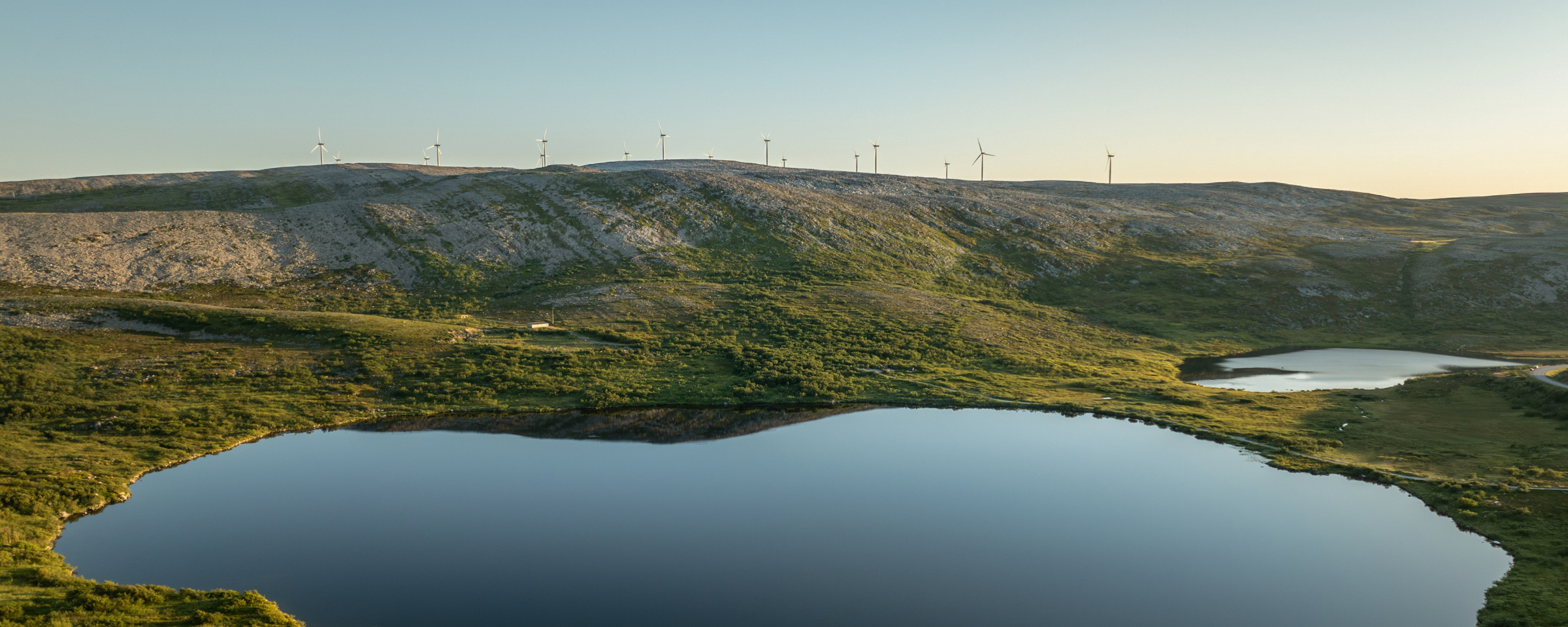 Fjellandskap i solnedgang