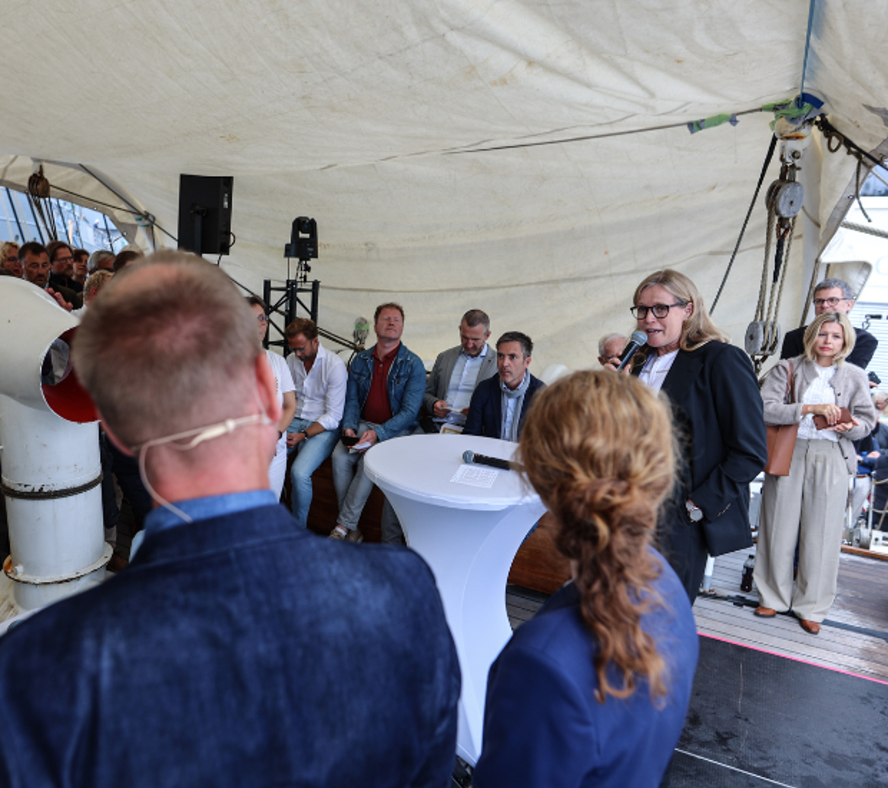 Dame snakker i paneldebatt