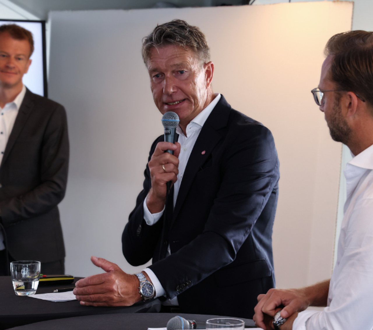 Mann snakker i en debatt