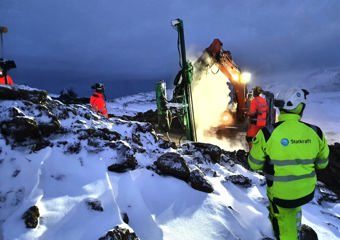 Ansatte jobber i snøvær