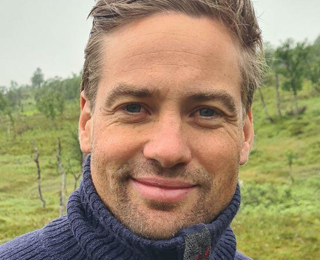 Andreas Stokker smiler inn i kameraet