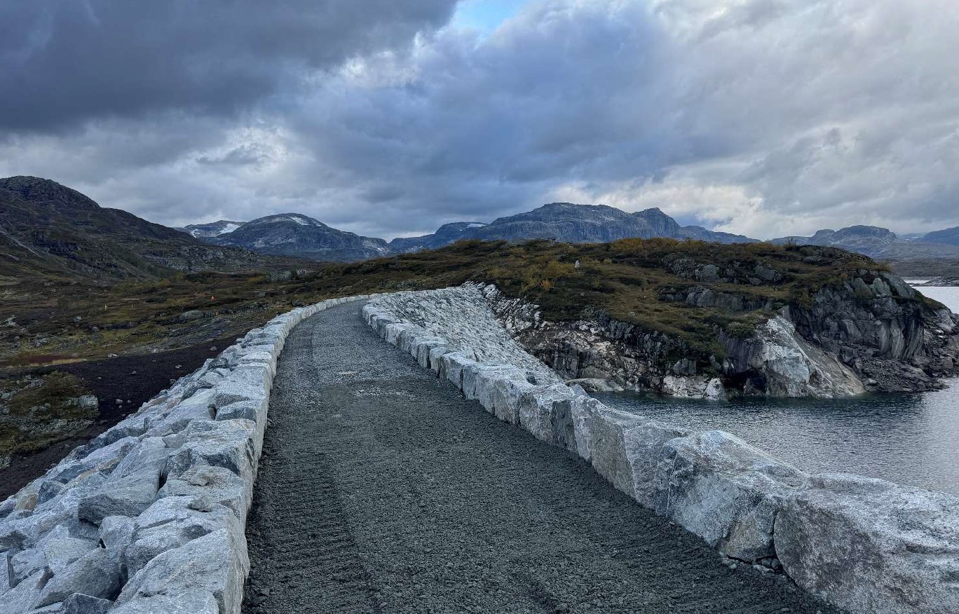 Veien over steinfyllingsdammen