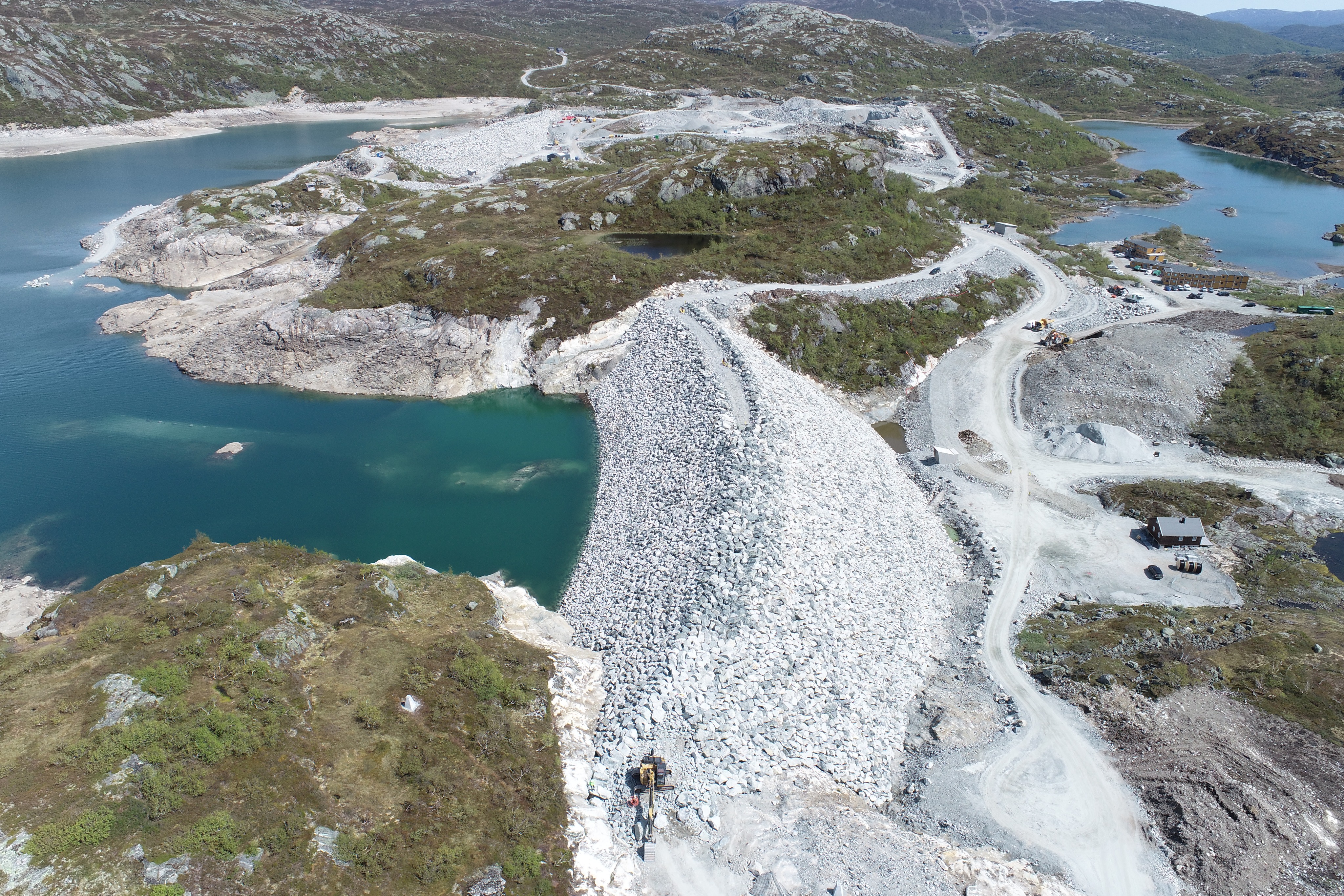 Steinfyllingsdam i fjellandskap