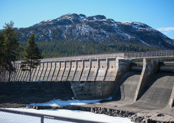 Pålsbu dam i vårsol 