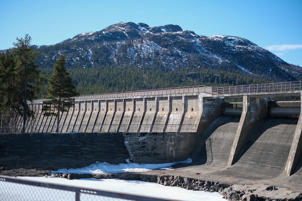 Pålsbu dam i vårsol 