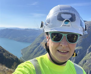 Dame med vernebriller og hjelm