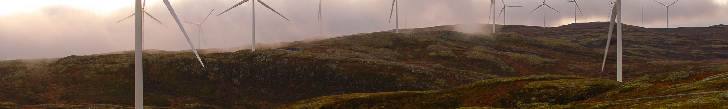Vindturbiner i fjellandskap