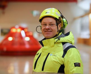 Mann i verneutstyr