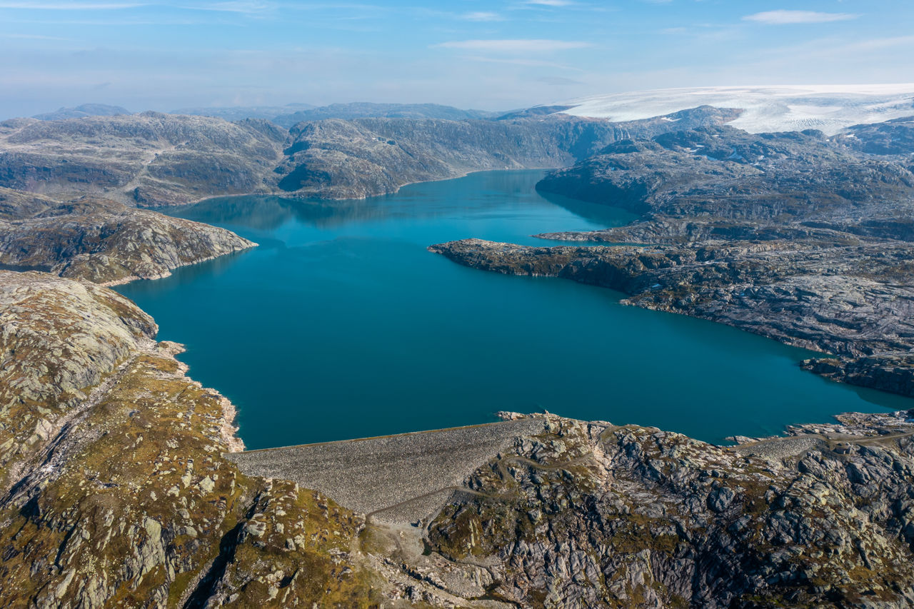 Magasin og damanlegg i fjellandskap
