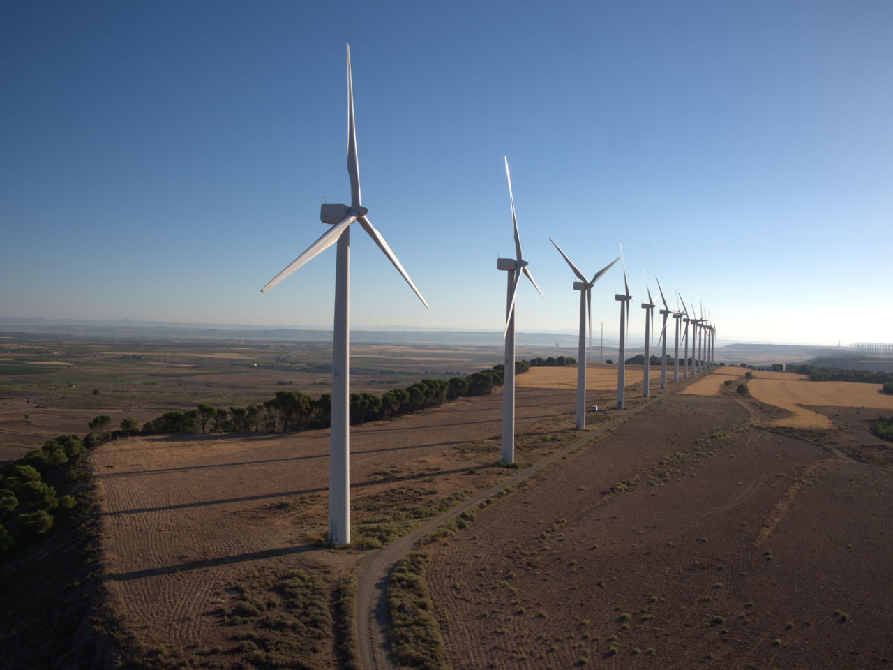 Vindkraftverk i flatt landskap
