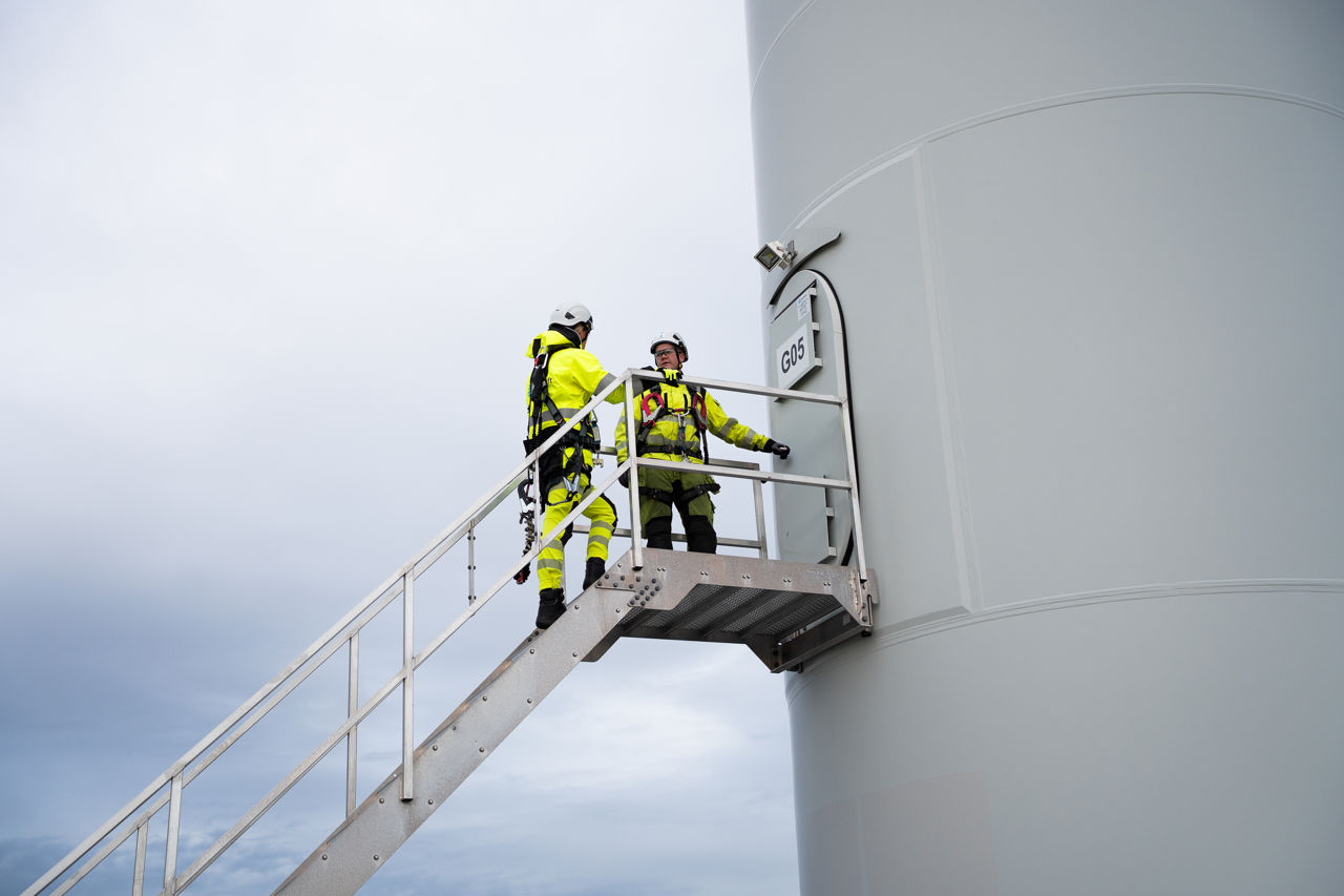 To ansatte går inn i en vindturbin 