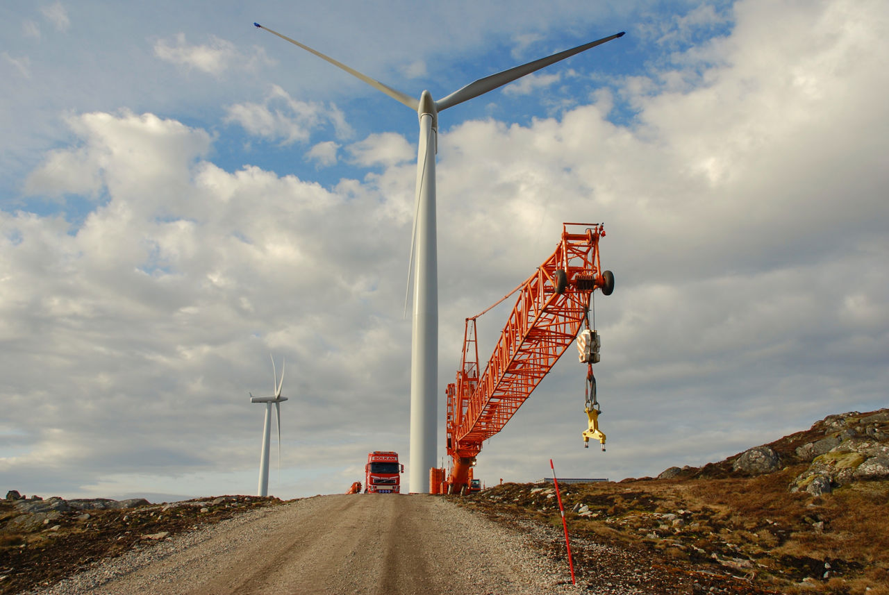 Anleggsarbeid ved siden av en vindturbin