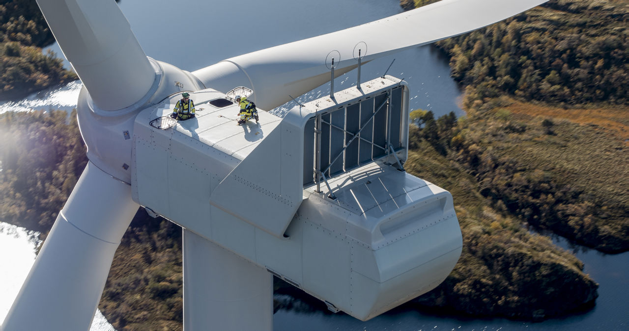 Bilde av en vindturbin fra fugleperspektiv