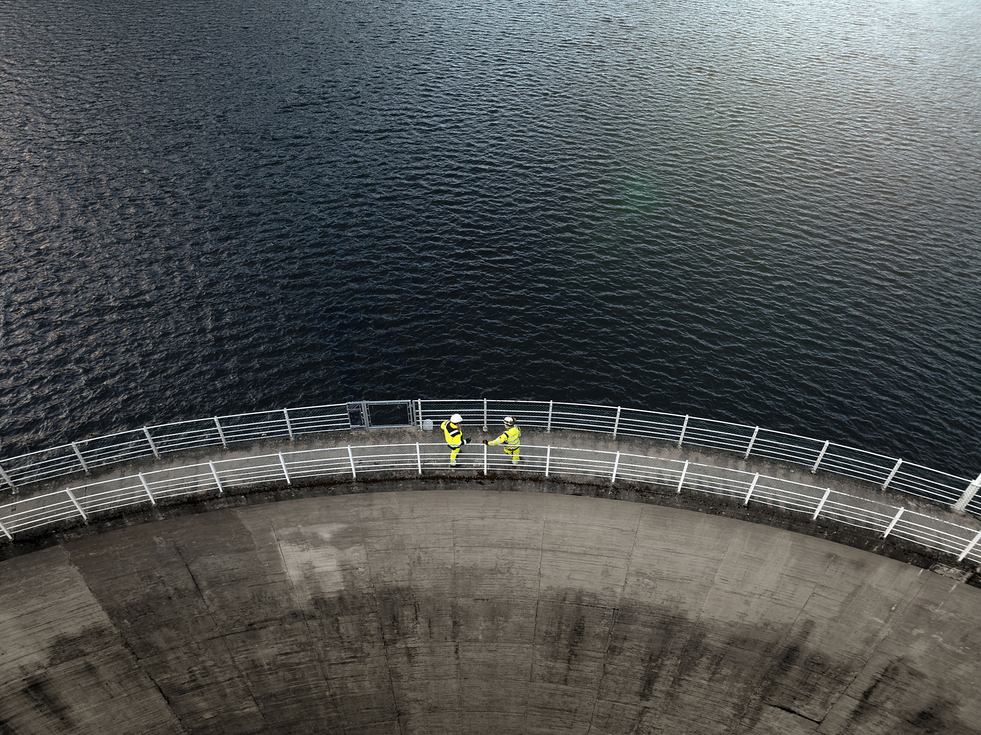 To ansatte ser utover et vannmagasin