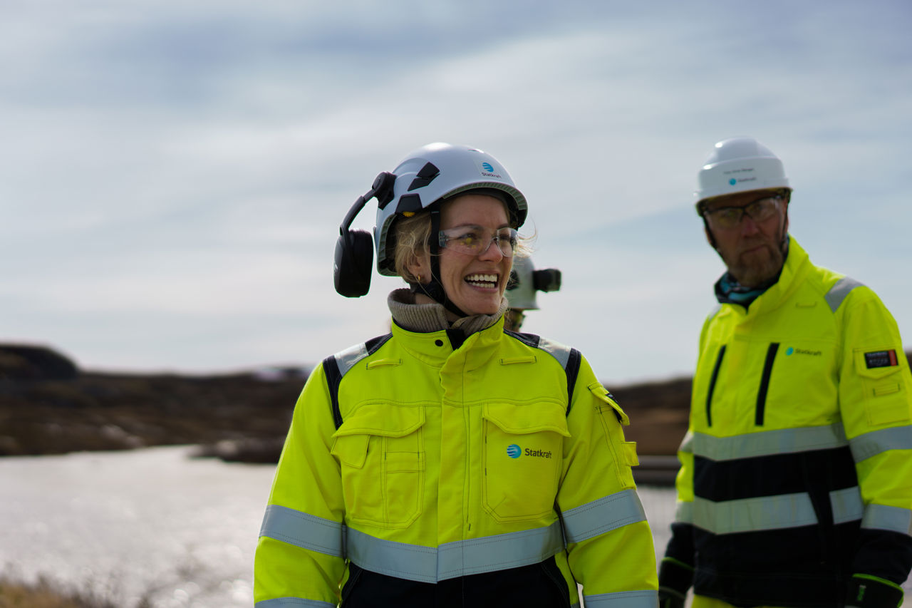 Dame i verneutstyr smiler