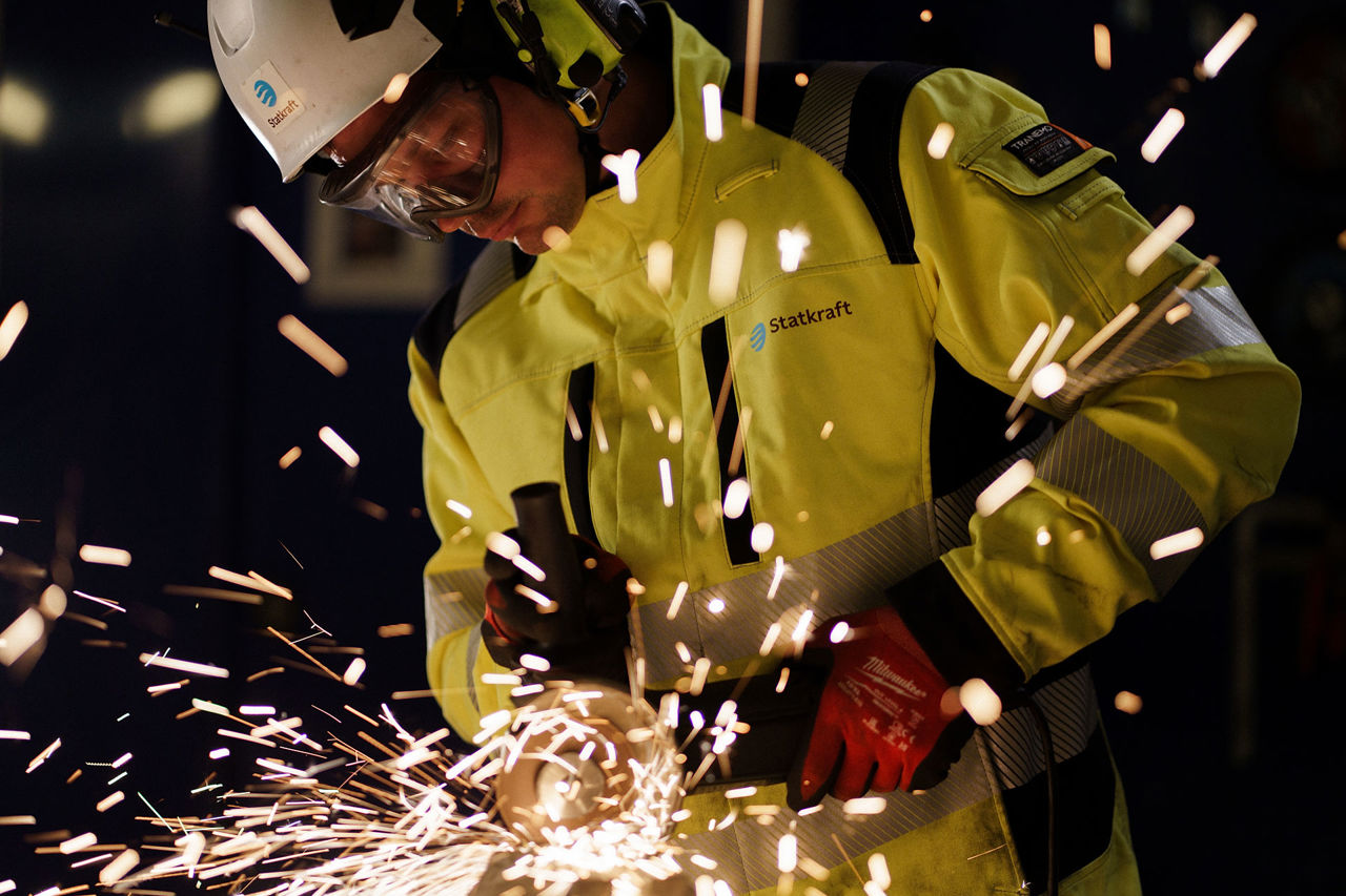 Mann i verneutstyr sveiser