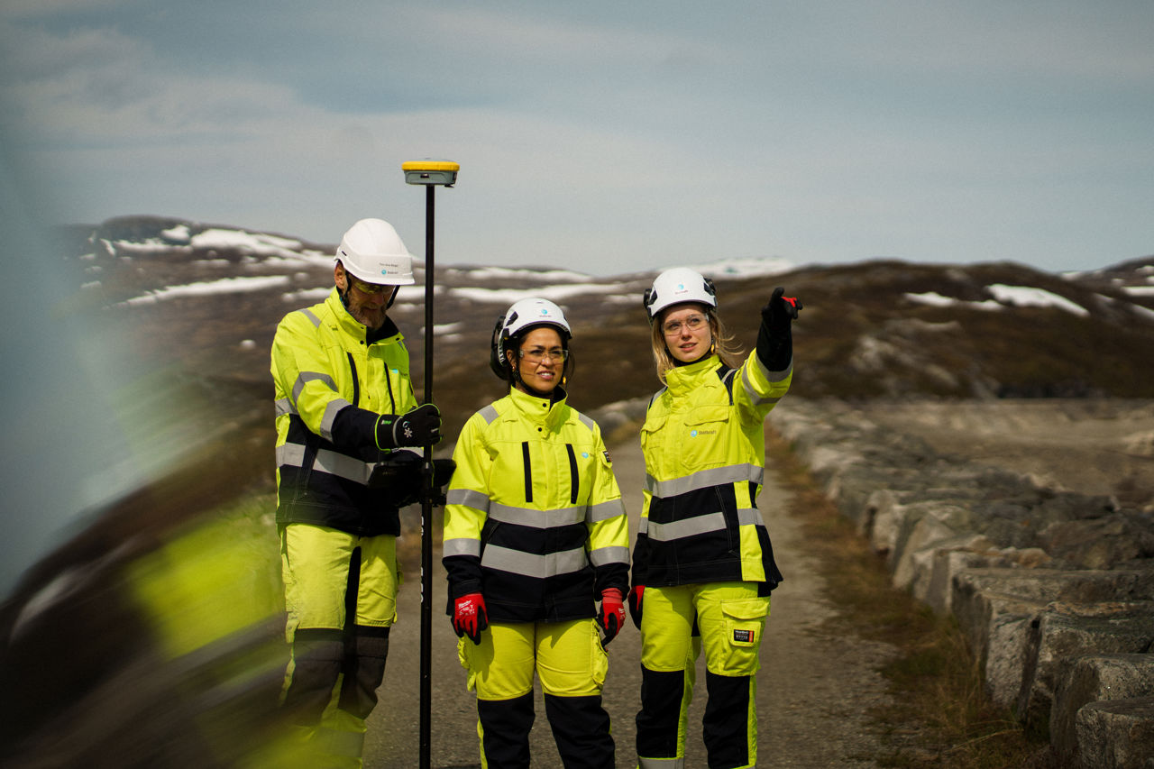 Ansatte i vernutstyr jobber i fjellandskap 