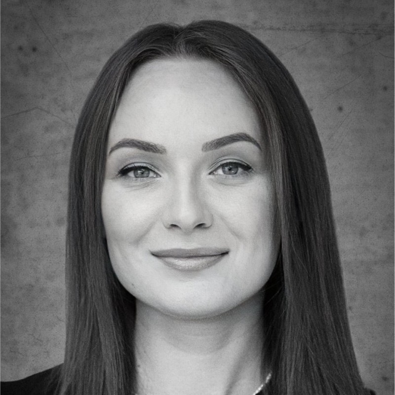 Dame smiler til kameraet 