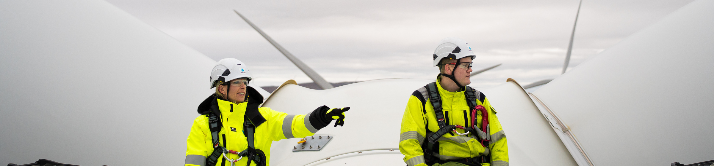 Mann i verneutstyr snakker i en radio