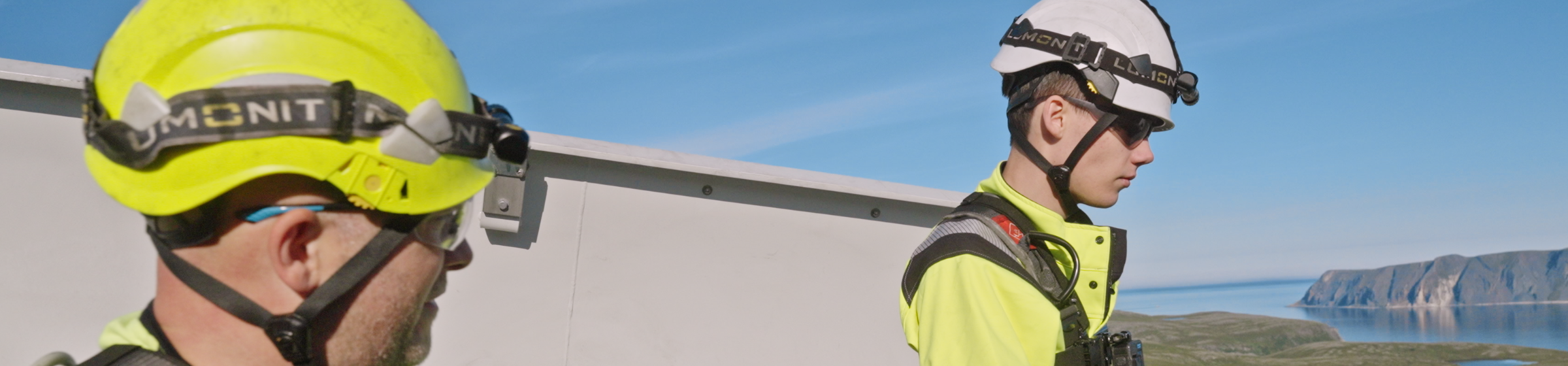 Lærling i verneutstyr snakker med kollega