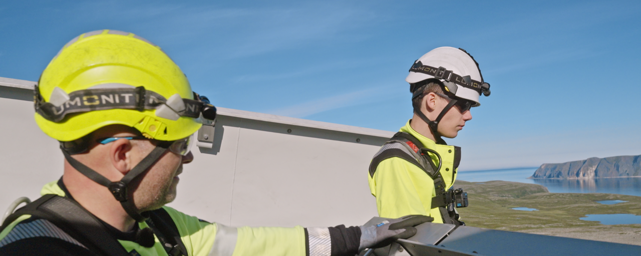 Lærling og ansatt jobber