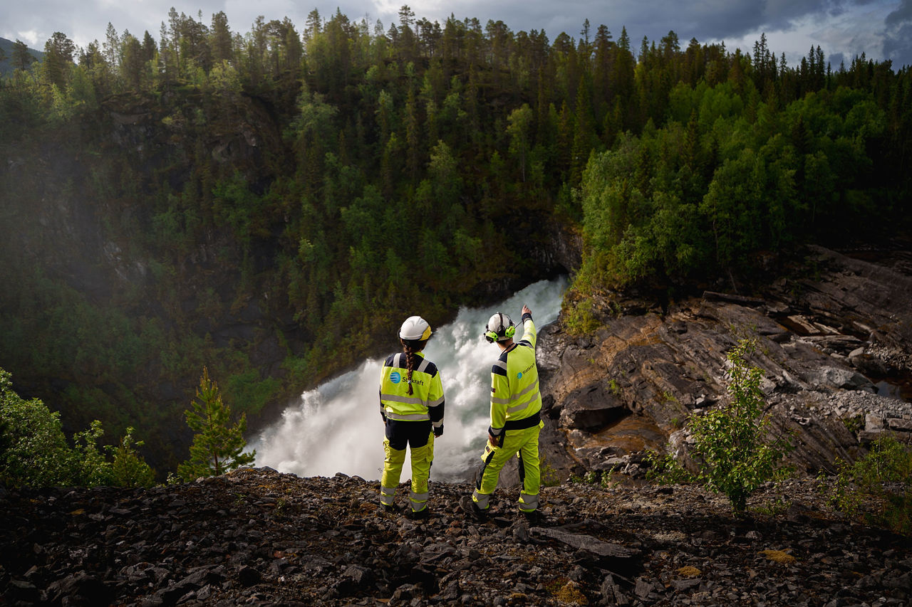 Ansatt jobber på toppen av en vindturbin