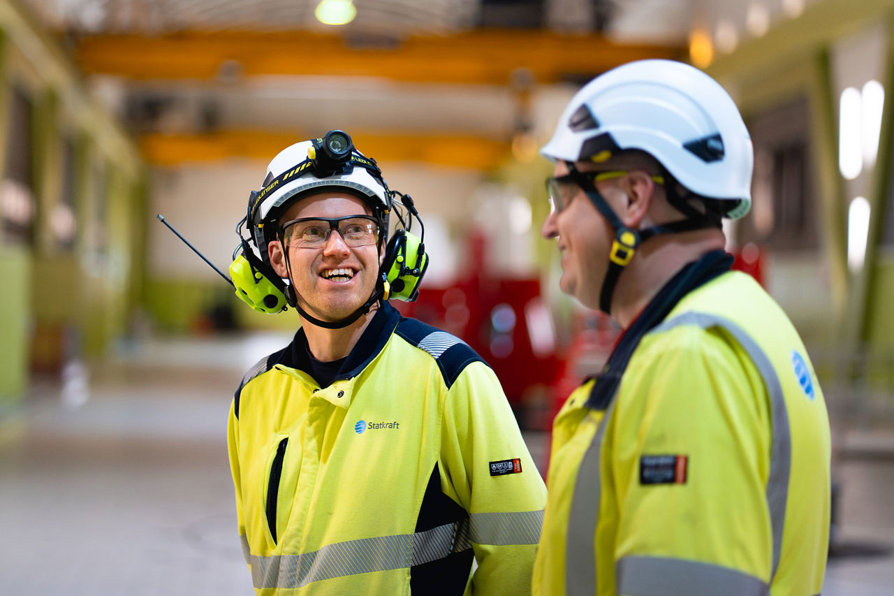 Ansatt i verneutstyr smiler