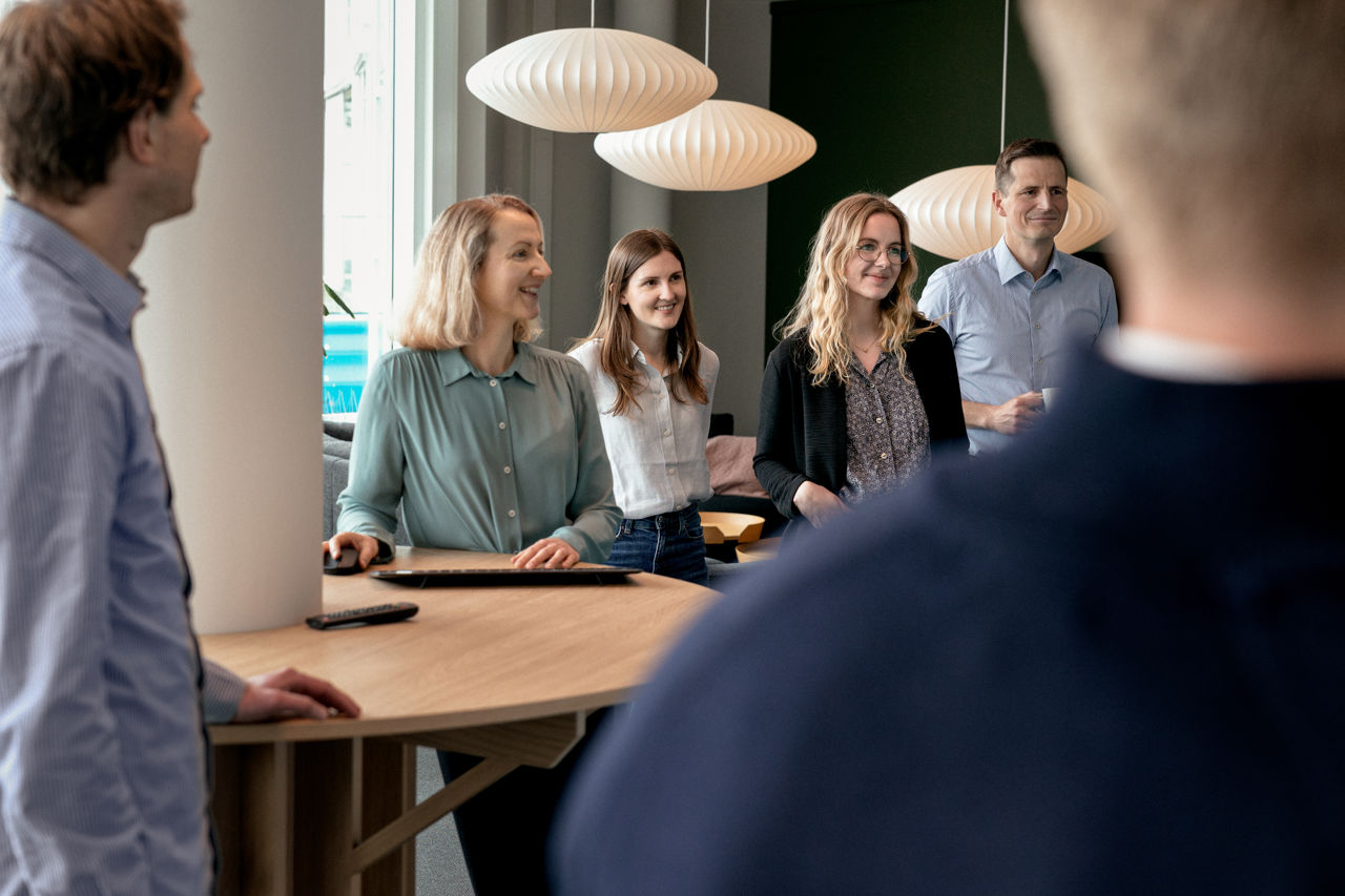 Ansatte snakker med hverandre