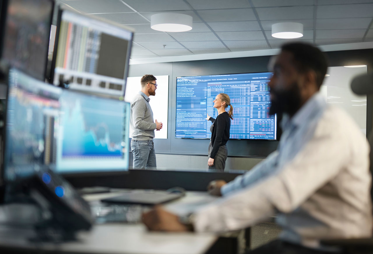 Ansatte jobber på flere ulike pc-skjermer