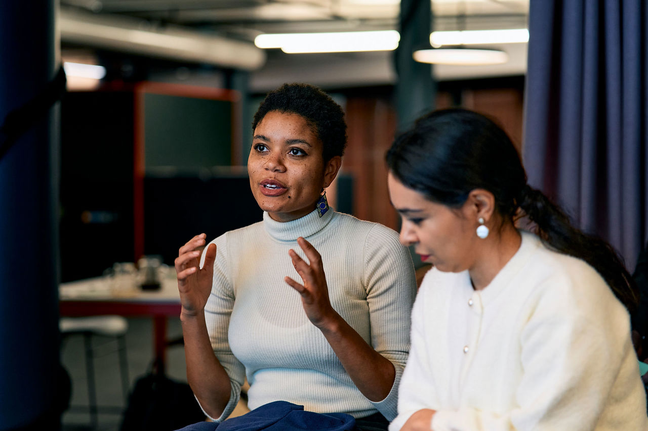 En gruppe mennesker følger med på en presentasjon