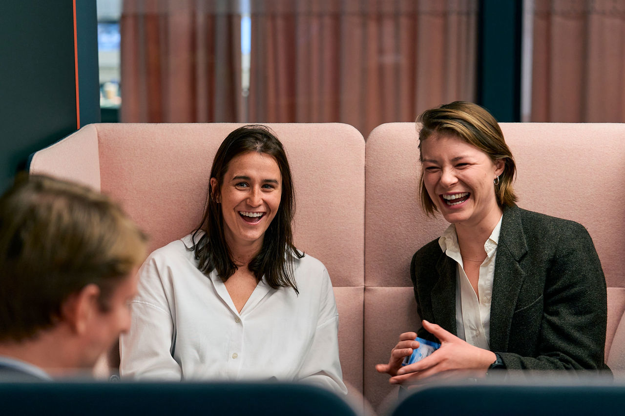 To damer ler i et møte