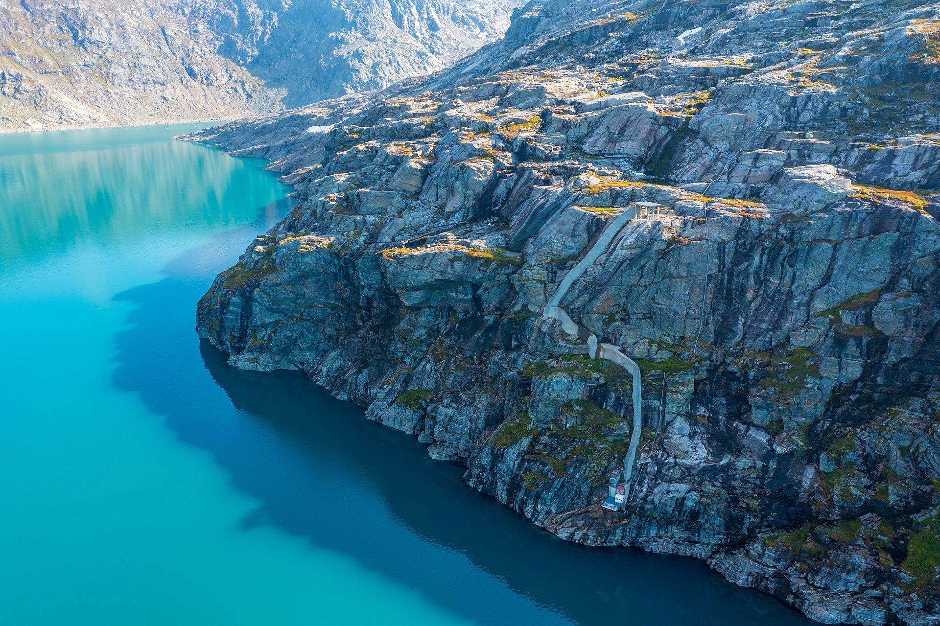 Fjellandskap i nærheten av et vann