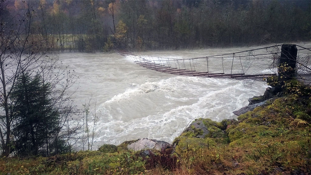 Statkraft holdt flomtoppene nede, blant annet i elven Josted&oslash;la i Luster kommune.