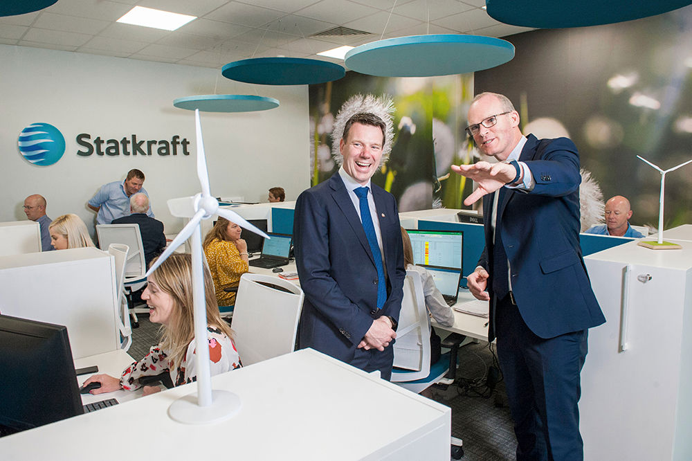 Adm. direkt&oslash;r for Statkraft Irland, Kevin O'Donovan (til venstre), og Simon Coveney, Irlands &quot;T&aacute;naiste&quot; og utenriks- og handelsminister.
