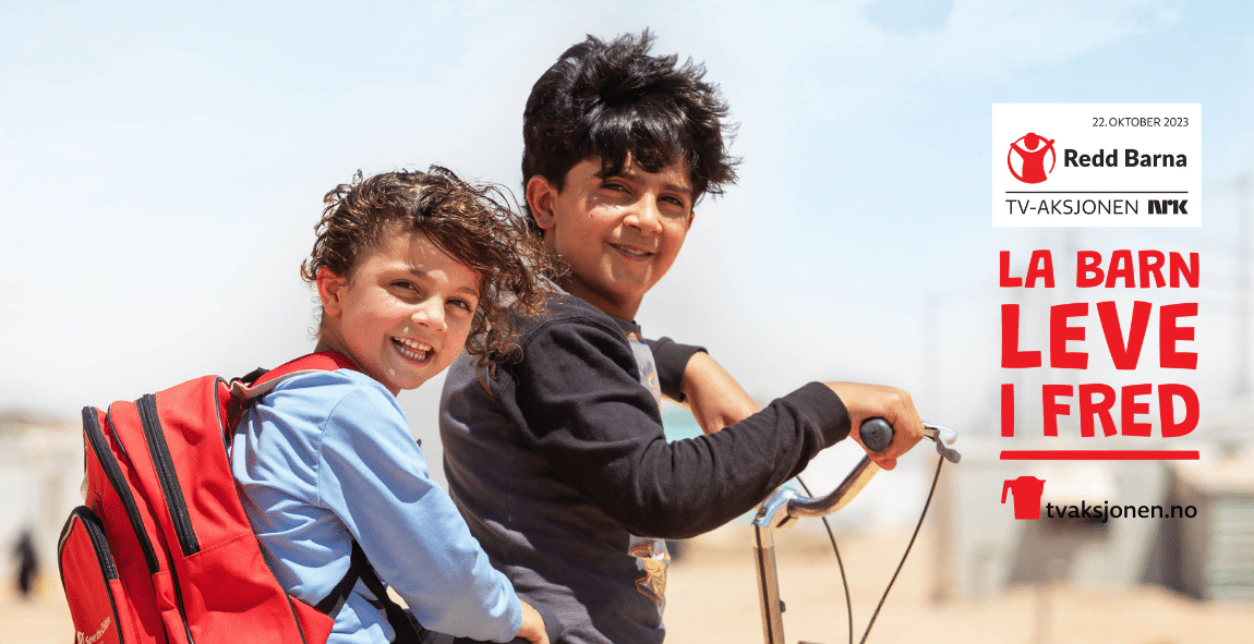To barn sitter p&aring; en sykkel og smiler inn i kameraet