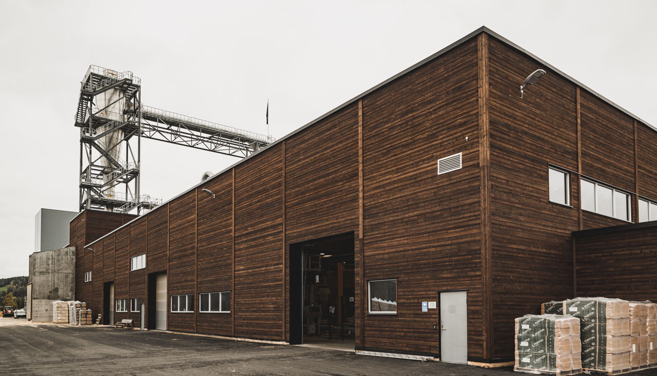 Brun firkantet bygning