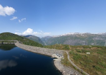 Dam i grønt fjellandskap