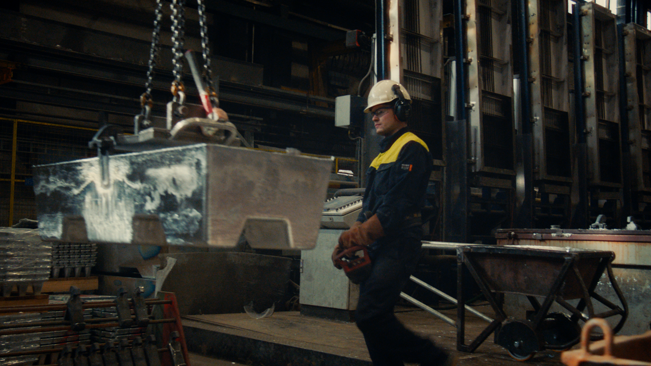 Industriarbeider jobber i produksjonanlegg