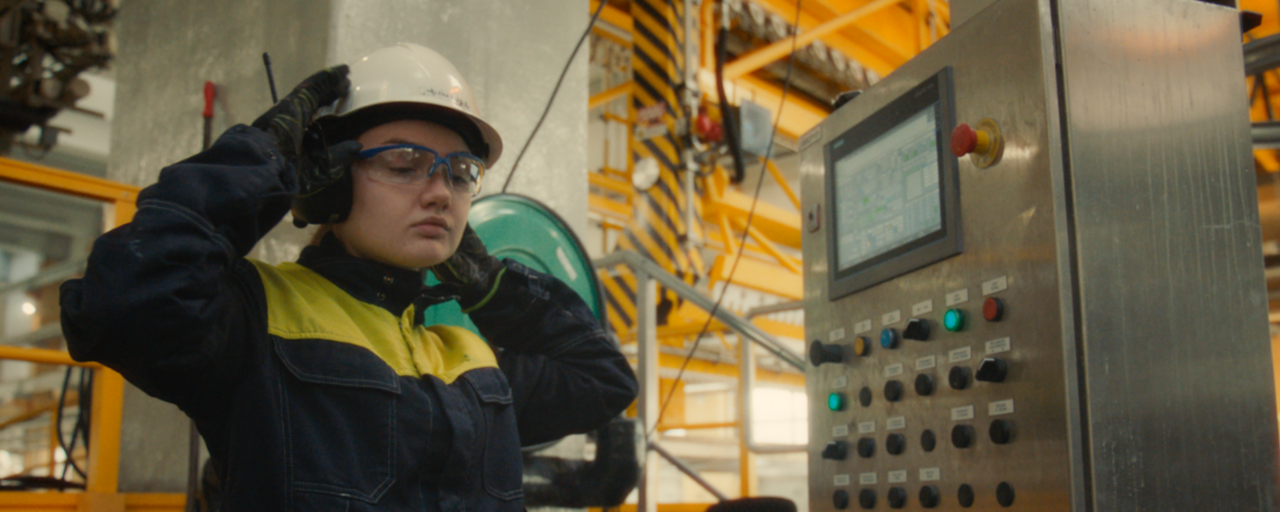 Industriarbeider jobber i produksjonanlegg