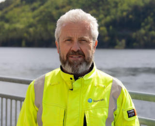 Mann i verneutstyr
