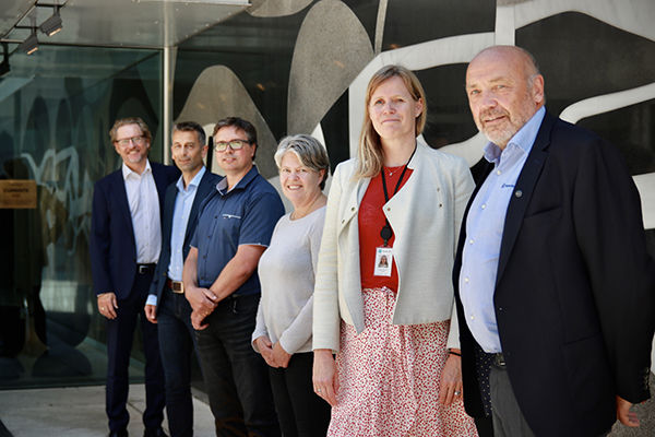 Ole Sunnset (Adm. dir Ringerikskraft), Birgitte Ringstad Vartdal (Konserndirektør Statkraft), landeiere Anne Bang Lyngdahl, Olav Aasen og Rolf Jarle Aaberg, og Atle Haga (VP Statkraft)
