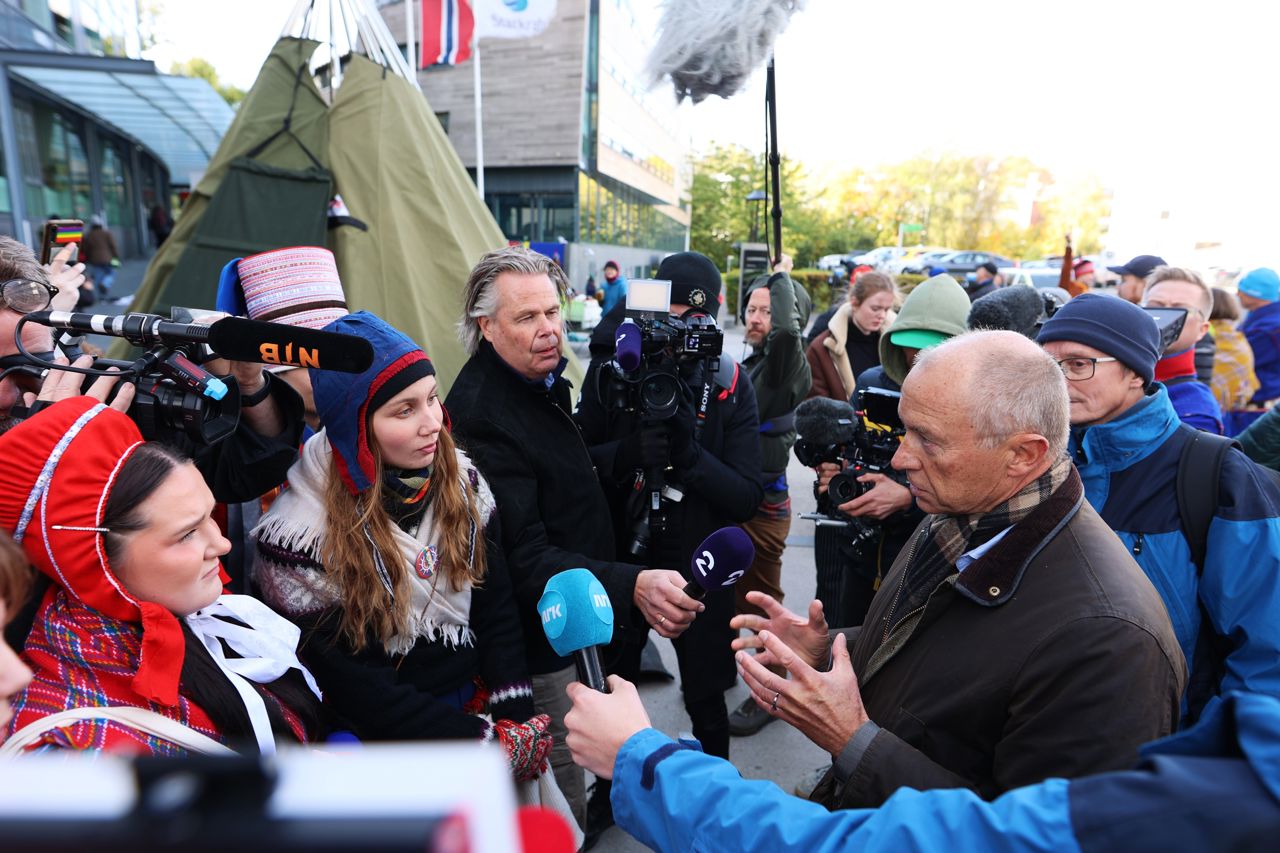 Konsernsjef Christian Rynning-Tønnesen møtte lederne for demonstrasjonen utenfor Statkrafts hovedkvarter. De protesterer mot at samenes rettigheter ikke er ivaretatt i utbyggingen av vindparken på Fosen