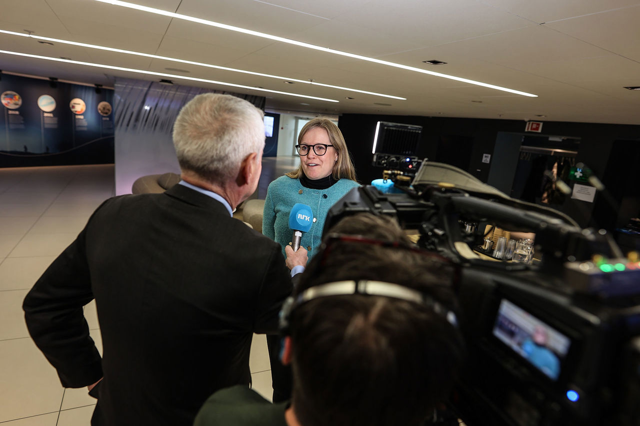 Journalister intervjuer en dame