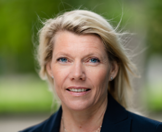 Dame med blondt hår smiler